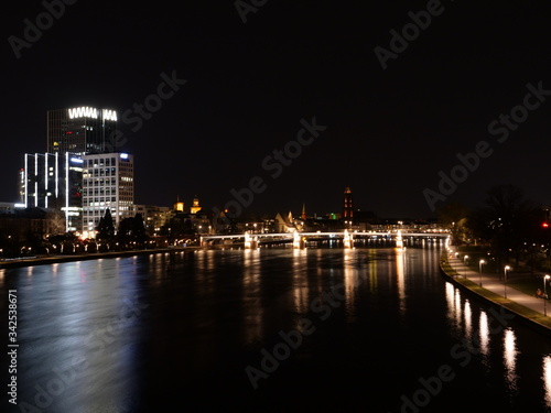 deutschland europa frankfurt main fluß panorama brücke lichter  stadt blick gebäude nacht   © Petra