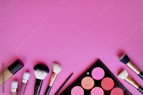 Maquillaje sobre fondo rosado
