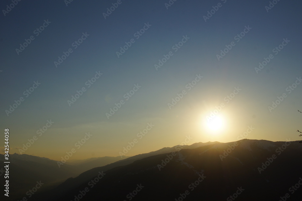 Sonne steht knapp über den Bergen Sonne steht knapp über den Bergen
