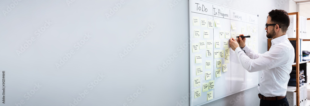 Businessman Writing On Sticky Notes - obrazy, fototapety, plakaty 