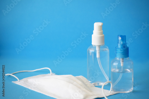 Frascos de alcohol y mascarilla