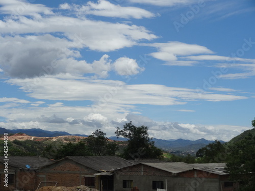 cielo azul nublado de blanco © adrian