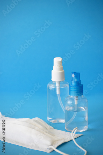 Frascos de alcohol y mascarilla