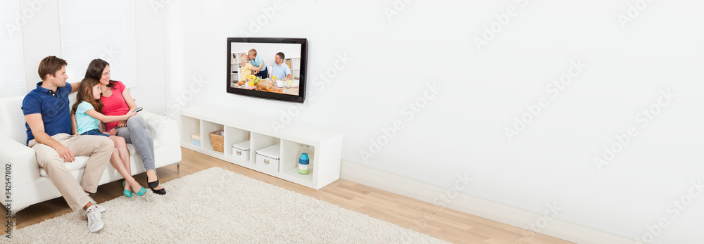 Obraz premium Affectionate Family Watching TV