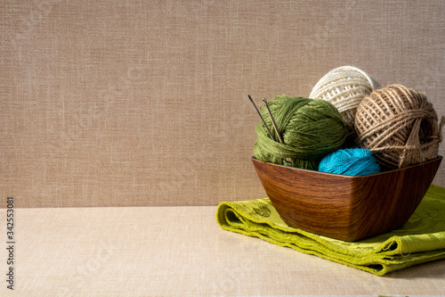 Pasatiempo en casa, instrumentos de tejido, lana, agujas y madejas de lana  