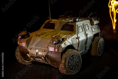 Veículo militar em miniatura. LAV tanque de guerra urbano do exército em fundo preto com lanternas presas no brinquedo. photo