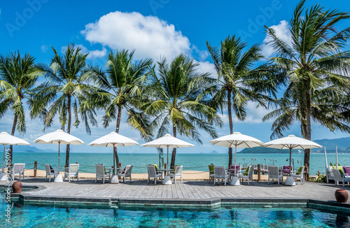 Foto Tropical beach resort with lounge chairs and umbrellas, Nha Trang, Vietnam