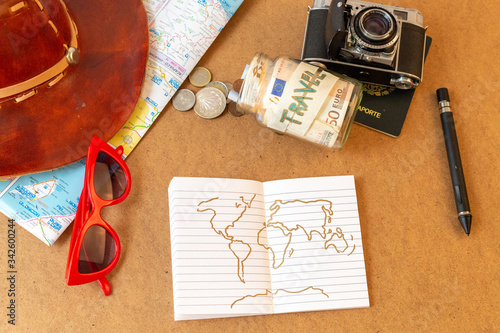 Quadro em tela Planear un viaje ligero, y revisar el mapa más el dinero con el que cuentas, elegir un destino conforme a tu estilo de vida, genial y ligero