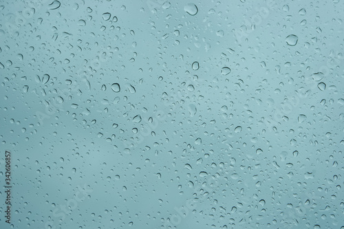 유리 표면에 붙은 빗방울들, 물방울들
