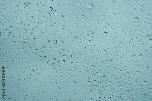 유리 표면에 붙은 빗방울들, 물방울들