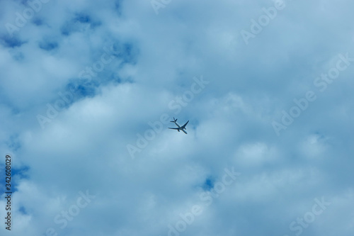 상공을 가르고 있는 비행기와 하늘