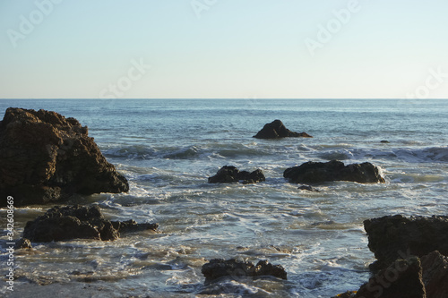 잔잔한 파도가 밀려오는 말리부 해변의 광활한 풍경과 저멀리 보이는 수평선, 갈매기들