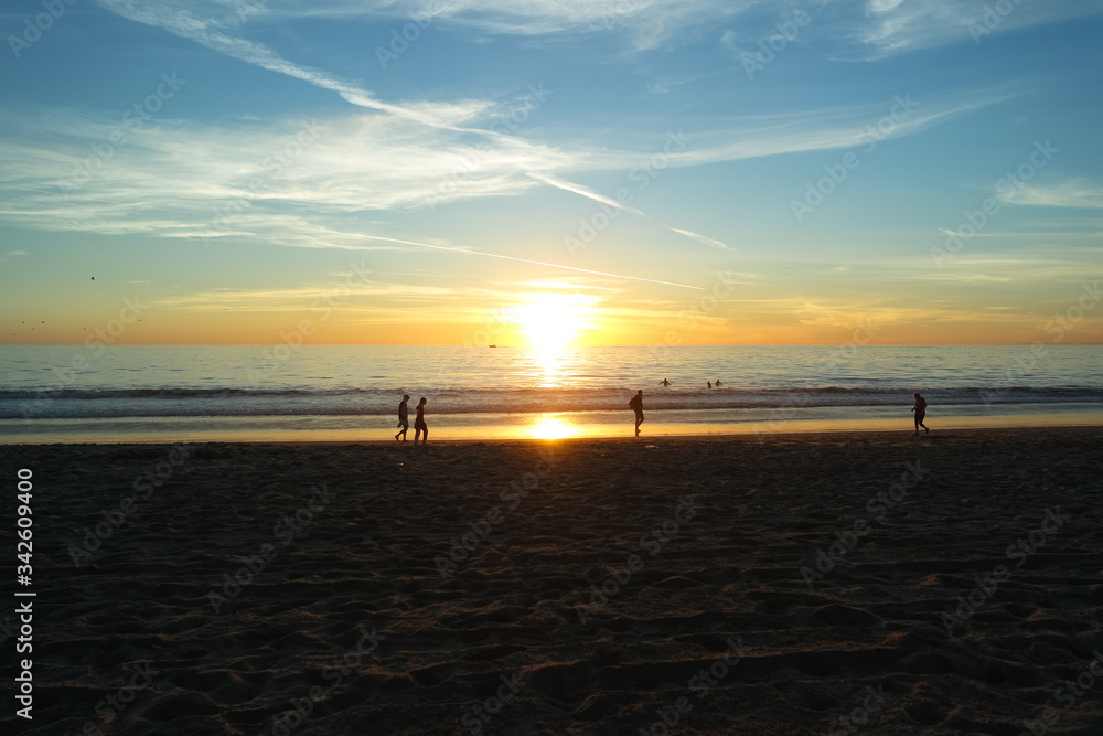 Naklejka premium 산타모니카 해변의 석양 시간