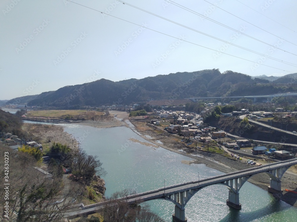 Naklejka premium 高台から見た小倉橋と相模川（神奈川県相模原市）