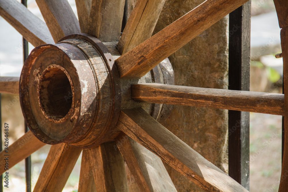 Rueda de madera de carreta antigua. Rueda de madera de carreta antigua.