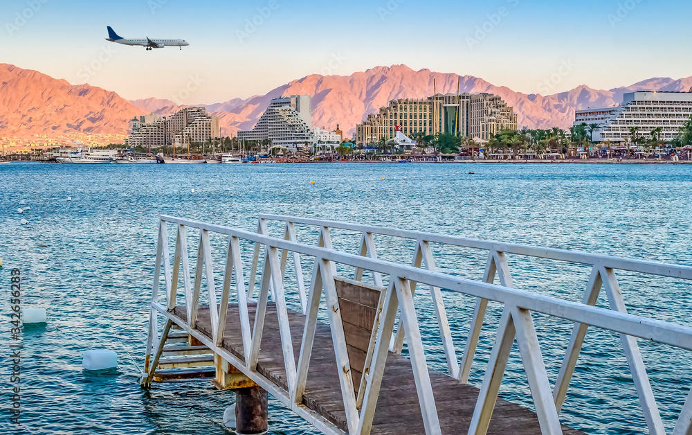 Obraz premium Central public beach in Eilat - Israeli southernmost and famous resort tourist city, located on the northern shores of the Red Sea