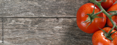 Banner: Rote Rispen-Tomaten auf rustikalem Holz Hintergrund