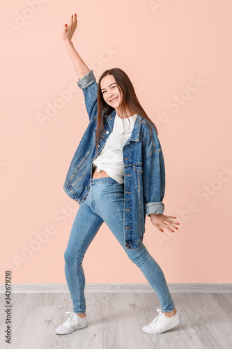 Portrait of dancing young w...