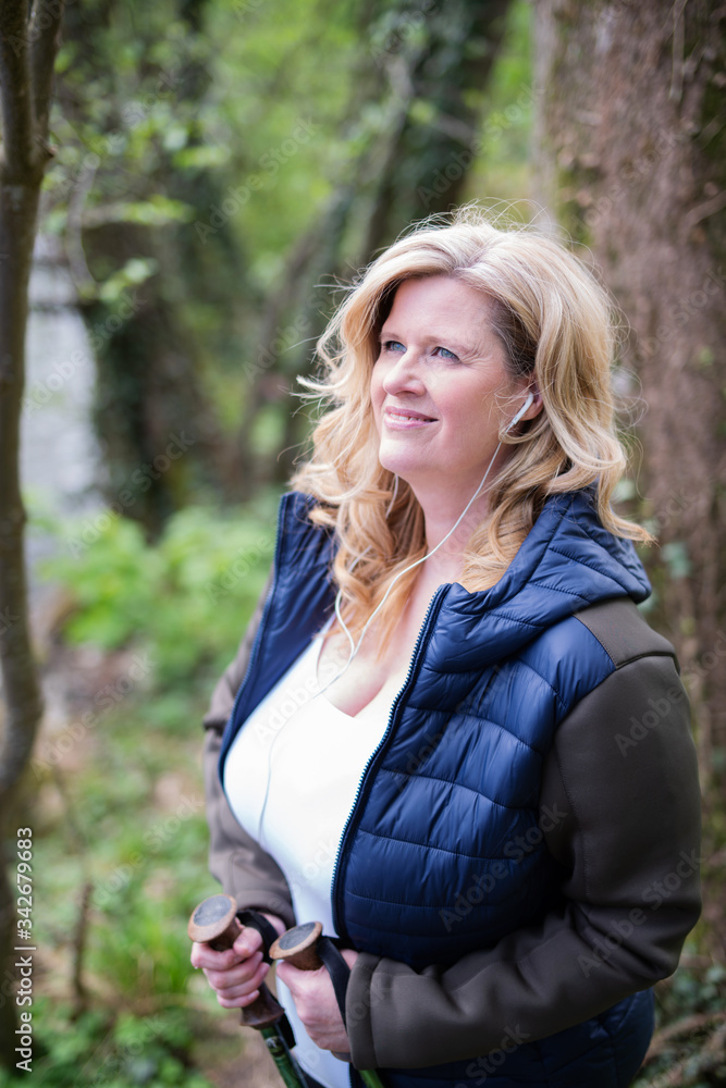 Frau im mittleren Alter aktiv draußen in der Natur Frau im mittleren Alter aktiv draußen in der Natur