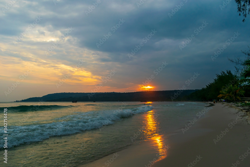 Obraz premium A beautiful sunset from the Long Set Beach, Koh Rong, Cambodia