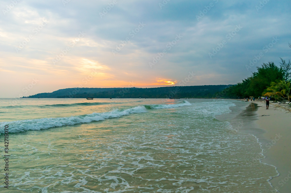 Fototapeta premium A beautiful sunset from the Long Set Beach, Koh Rong, Cambodia