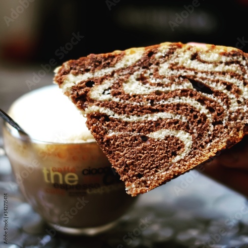 Colazione con torta alla cioccolata e crema con cappuccino, fatta in casa.