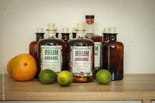 bouteilles de rhum arrangé des îles accompagnées de fruits