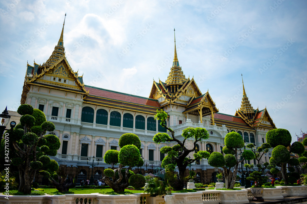 Fototapeta premium Thailandia, Bangkok - 12 january 2019 - The Chakri Maha Prasat Hall in the Grand Palace in Bangkok