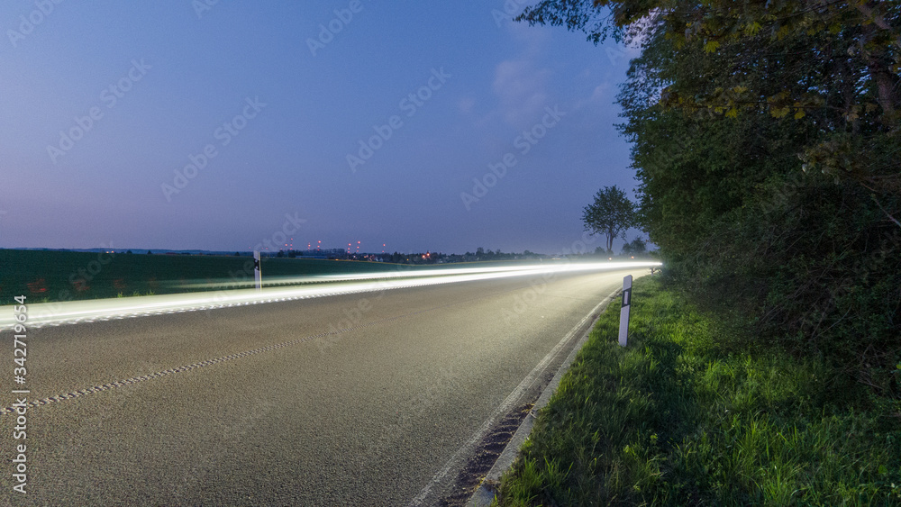 Fototapeta premium Frontlicht eines Autos am Abend