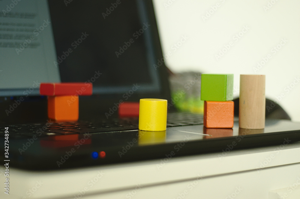 spielsachen, bausteine auf einem laptop eines arbeitsbereiches von eltern und kindern 