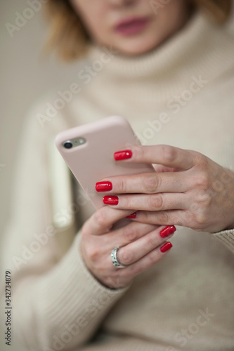 woman holds a phone in a pink case