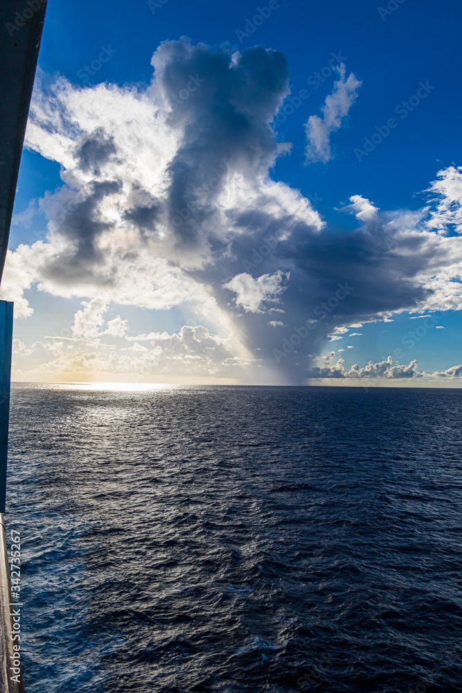 Fototapeta premium Dramatische Wolkenformation auf See / Hochformat