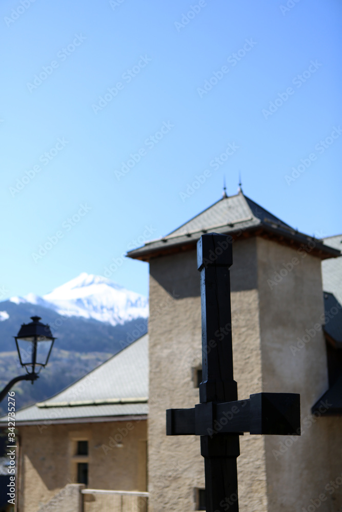 Croix en bois en contre-jour. Vue sur la station de vacances de Saint-Gervais-les-Bains. Alpes françaises. Haute-Savoie. France.