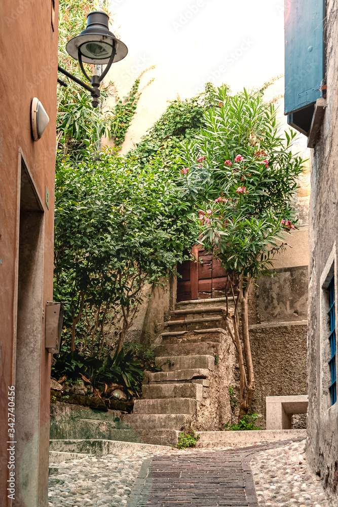 Φωτογραφία Close view of narrow italian cobbled  street with traditional house with old sto