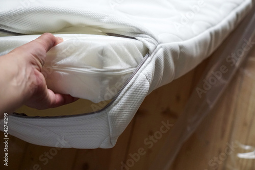 replacement of a cover for a mattress in a crib