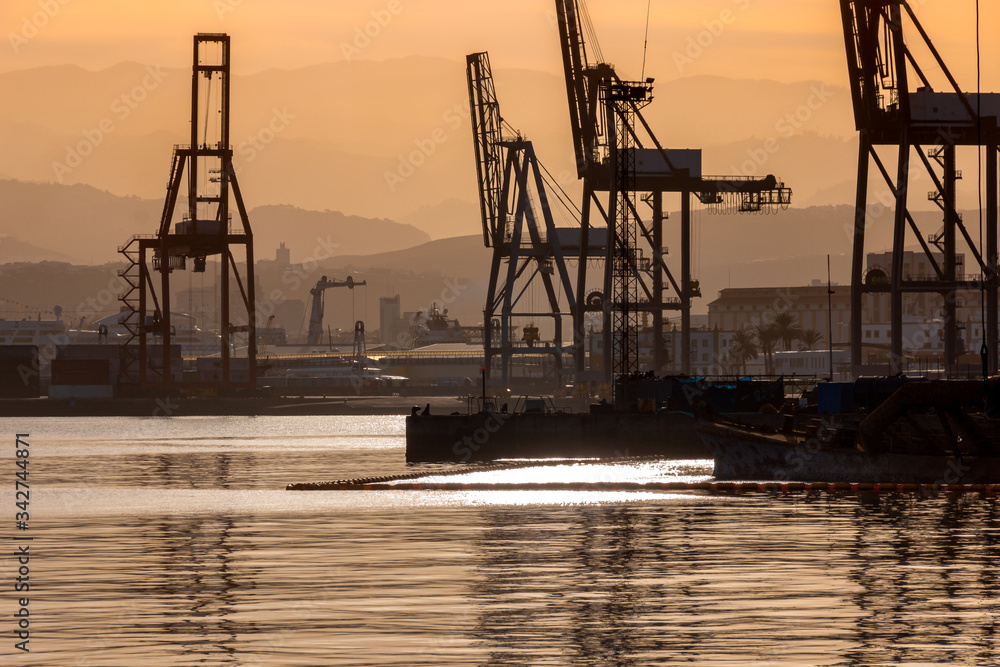 Obraz premium Vista del puerto al atardecer. Marina. Industria portuaria