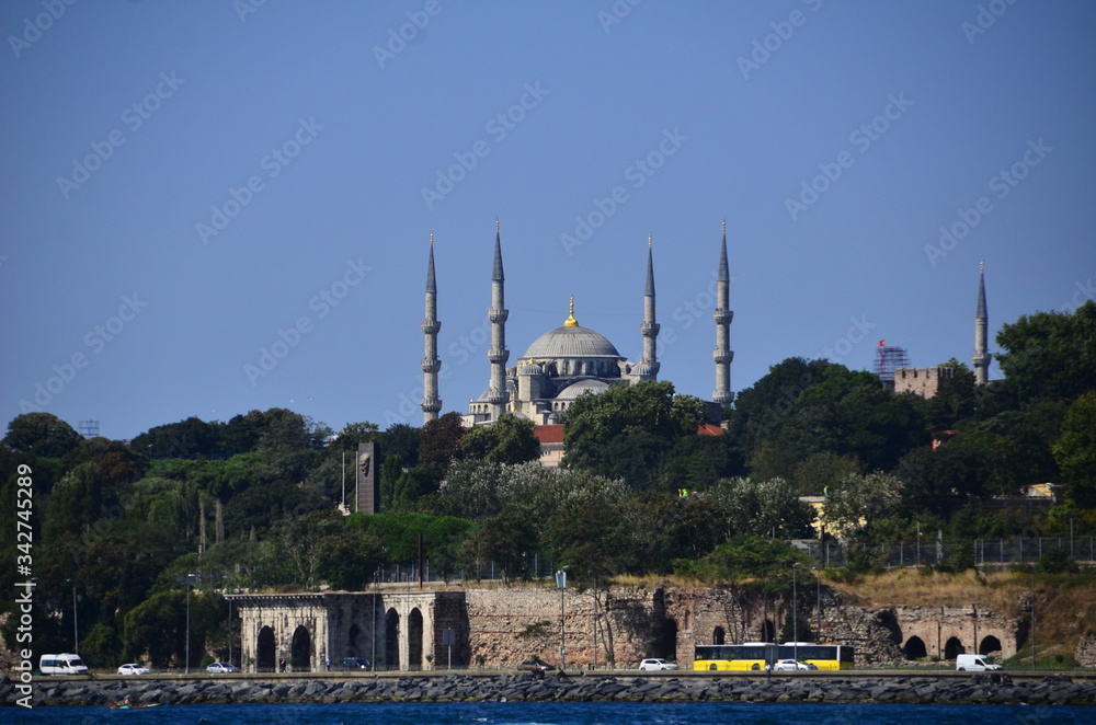 Obraz premium Blue Mosque or Sultan Ahmet Mosque, is symbol of Istanbul, was shot from boat which was on the sea.