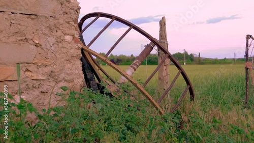 Noria rota pozo campo