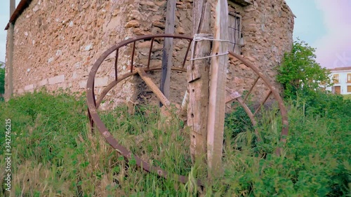 Noria rota pozo campo