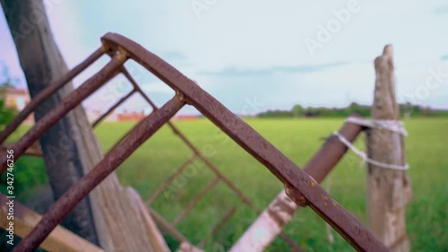 Noria rota pozo campo