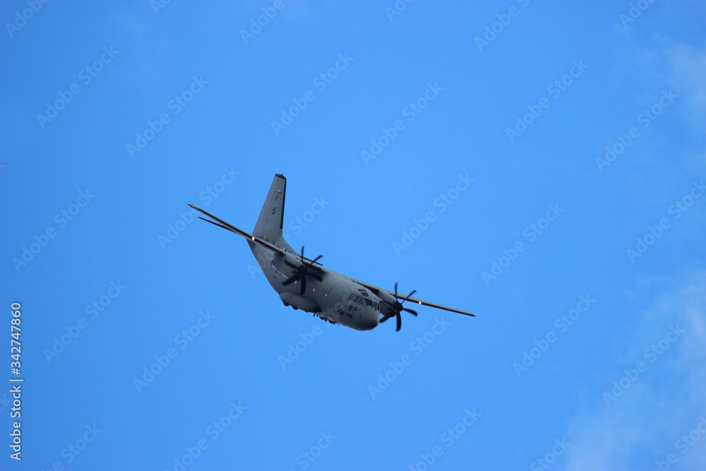 Obraz premium Military aircraft during flight