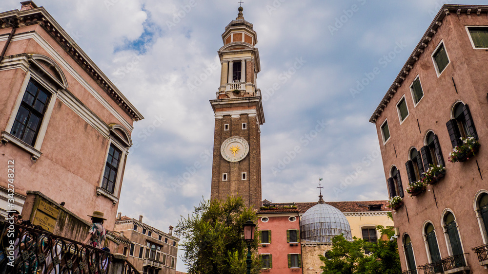 Kirchenturm inmitten der historischen Stadt Venedig