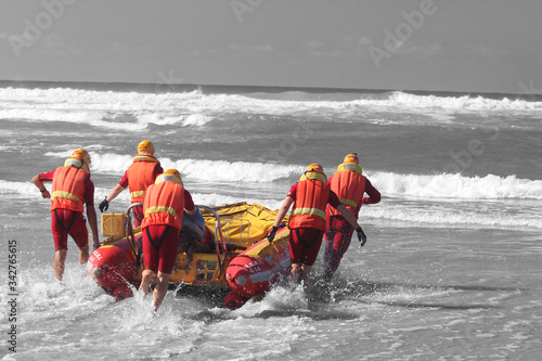 Bilde på lerret rescue crew launching inflatable boat
