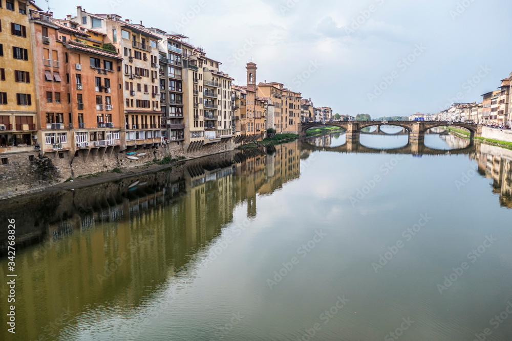 Naklejka premium Trinità Bridge and the Arno river in Florence
