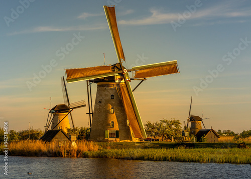 Fotografía windmills at sunset