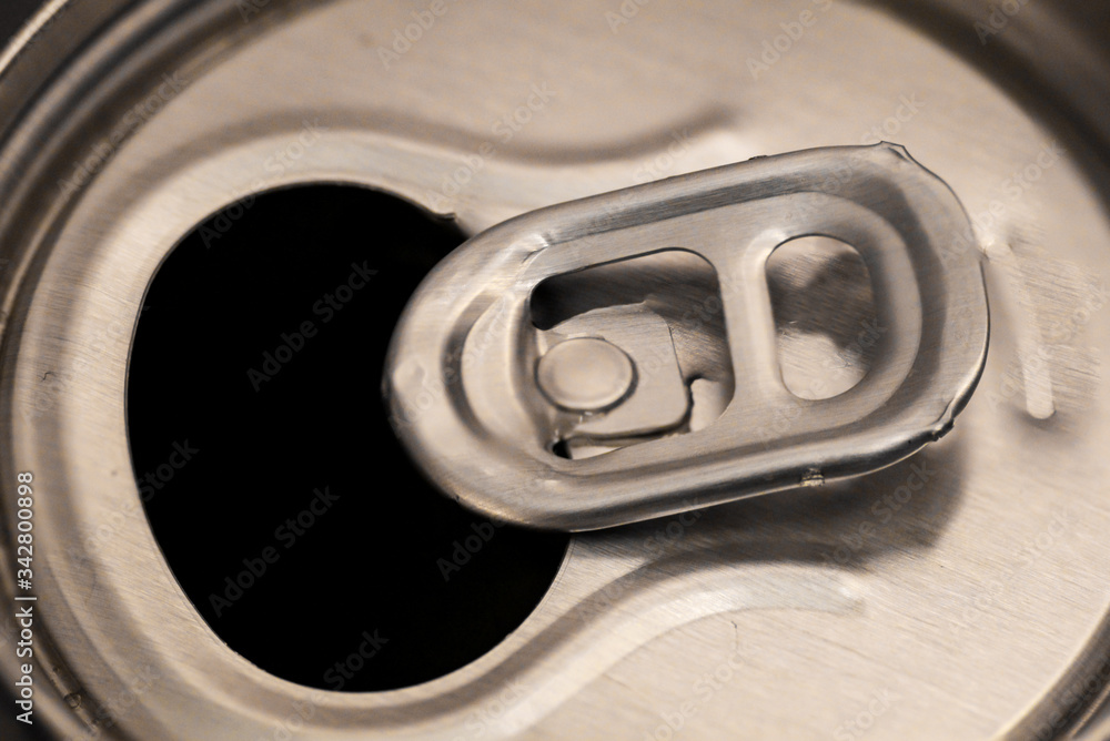 Der Deckel einer Getränkedose aus Aluminium von oben. Der Deckel einer Getränkedose aus Aluminium von oben.