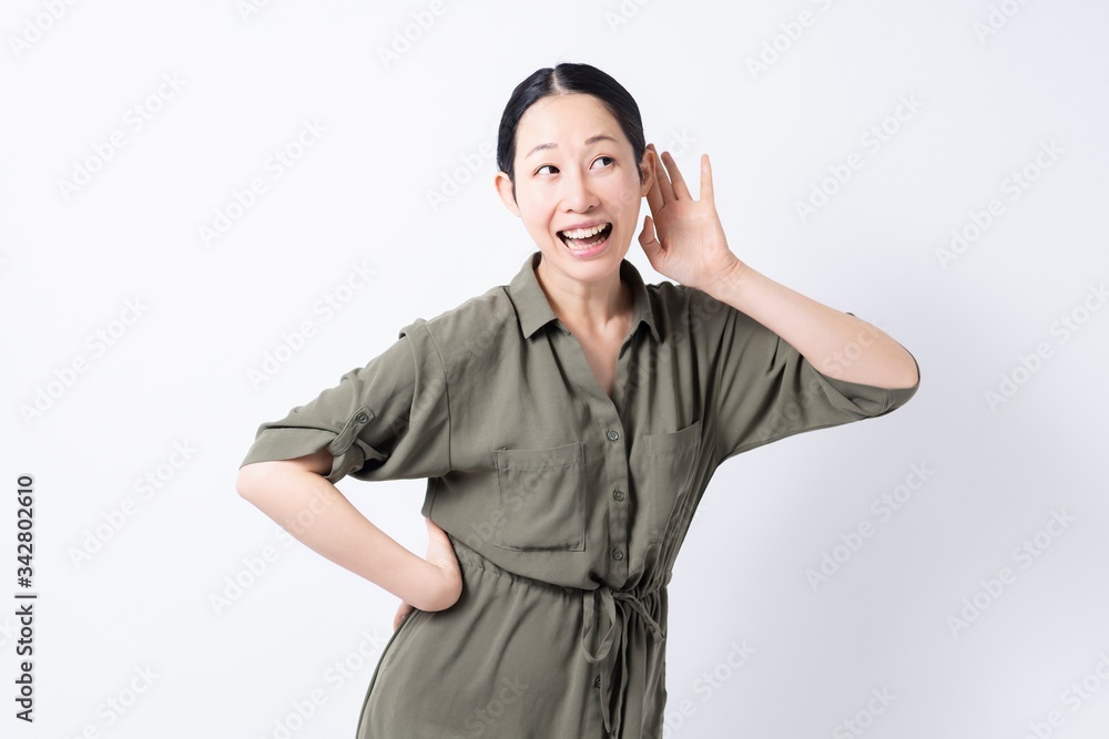 聞き耳をたてる女性 聞き耳をたてる女性