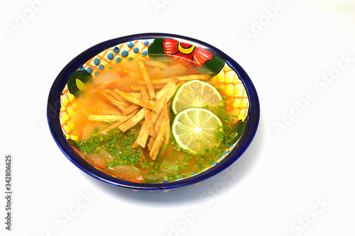 伝統的なメキシコのスープ ソパ・デ・リマ 白背景 コピースペースあり Traditional Mexican Soup Sopa de Lima ( Mexican Lime Soup) on white background with copy space