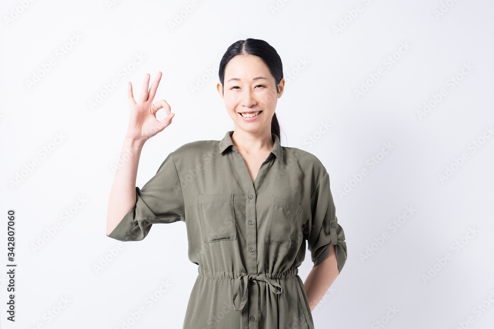 OKのサインを作る女性 OKのサインを作る女性