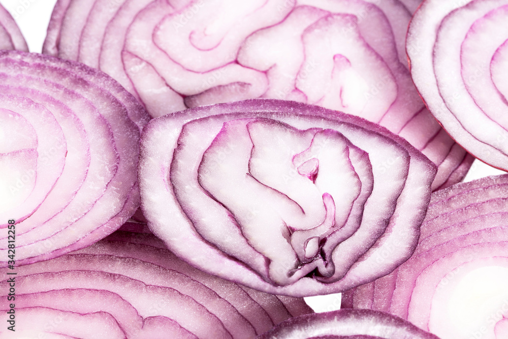 Obraz premium Slices of red onion on white background, close up
